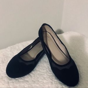 Cato’s black ballet flats with scalloped detail